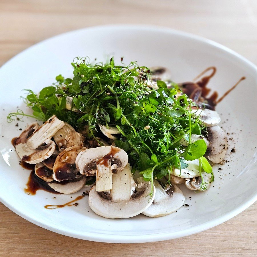 ザクロペースト添えでキレイを底上げ！「生マッシュルームとクレイジーピーのサラダ ザクロ風味」【Today’s SALAD #294】