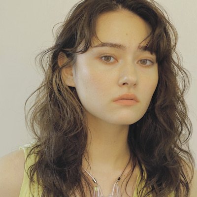 ロングのパーマは大きめカールが気分！前髪ニュアンスでお洒落感UPも｜最旬ヘアカタログ