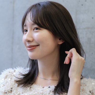 レイヤーカットでふんわり韓国風に！小顔見せも叶える外ハネセミロング｜最旬ヘアカタログ
