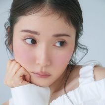 松岡茉優さんがディオールの青みチーライトで洗練ピュアな秋顔に変身♡
