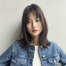 大人のリラックスヘアに！「Ｉライン」のスタイリッシュな外ハネミディ｜最旬ヘアカタログ