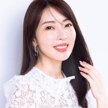 大野真理子さんの頭皮クレンジング術。マッサージと炭酸で、生き生きとしたクリアな頭皮に｜美的GRAND