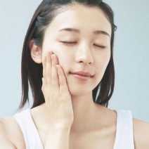 夏終わりに肌がゴワつく理由って？ たまった角質を一掃するケア方法を皮膚科医が紹介