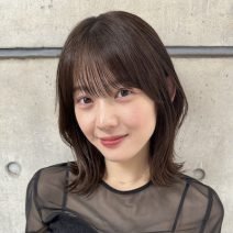 アイロン無しでも◎自然な外ハネを楽しむレイヤーミディ｜最旬ヘアカタログ