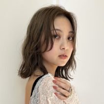 小顔効果抜群！ゆるふわカールの色っぽロブ｜最旬ヘアカタログ