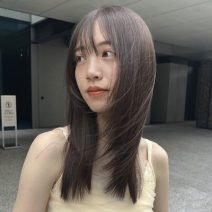 ざくざくレイヤーでヘルシー美人に！面長カバーも叶える透明感カラーのセミロング
