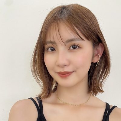 オレンジブラウンカラーで明るい印象に！束感メイクの大人かわいい外ハネボブ｜最旬ヘアカタログ