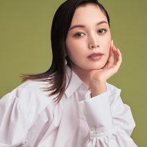 蛯原友里さんが纏う、大人に似合う秋晴れアイパレ｜美的GRAND