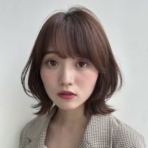ボブからのイメチェンにも！小顔効果も叶える秋色カラーのふんわりミディ｜最旬ヘアカタログ