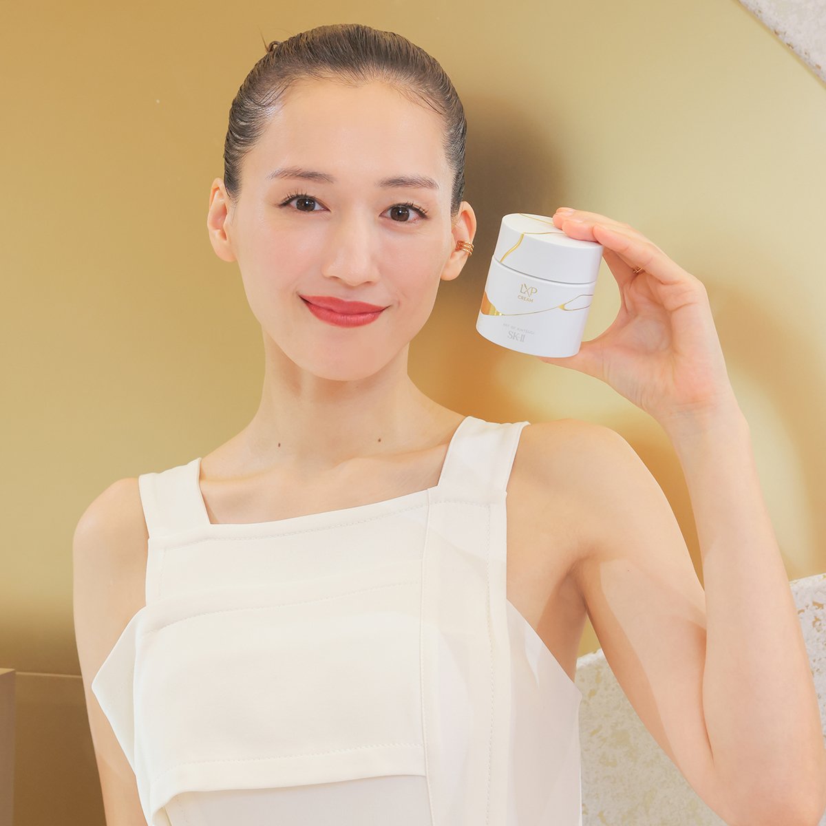 綾瀬はるかさんが点灯式に登場！「SK-Ⅱ LXP 金継ぎ」プロジェクション