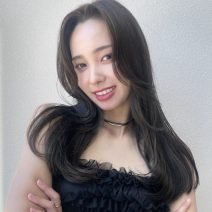 シンプルスタイリングでも華やかに！K-POPアイドル風ロングでトレンド感をプラス♡｜最旬ヘアカタログ