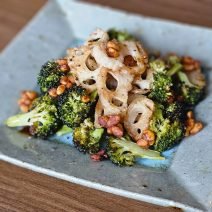 グラノーラの甘み＆食感がアクセント「ブロッコリーとれんこんの焼きサラダ グラノーラ添え」【Today’s SALAD #302】