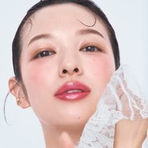 誰でも確実に盛れる！ グッチのプランパーグロスを先に仕込んでぷっくり唇に♡