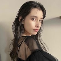 前髪の悩みも解消！シースルーバングと“こなレイヤー”でつくる大人っぽロングスタイル｜最旬ヘアカタログ