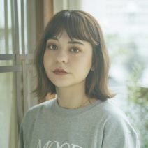 オン眉バングで個性的に！クセ毛を活かせるニュアンスボブ｜最旬ヘアカタログ