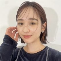 顔まわりデザインで抜け感も！小顔見せも叶える外ハネキュートボブ｜最旬ヘアカタログ