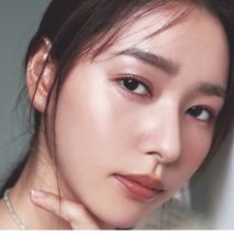 桜井日奈子さんがアイスグレーで涼やかなムードに♡ 影色アイシャドウの使いこなしテクニックとは？