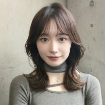韓国風の華やかくびれミディで印象的に！秋注目のグレージュで透明感も｜最旬ヘアカタログ