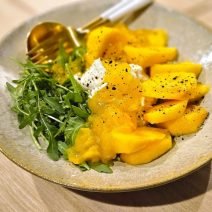 医者いらず!?秋の味覚の代表格でヤミツキサラダ「とろっと柿モッツァレラ セルバチコ添え」【Today’s SALAD #303】