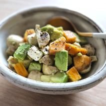 柿はサラダにするのが格段においしい！「アボカドと柿とマッシュルームの サラダ」【Today’s SALAD #304】