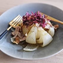 とろっと食感＆ほのかな甘味にほっこり！「まるごとたまねぎとベーコンのホットサラダ」【Today’s SALAD #305】