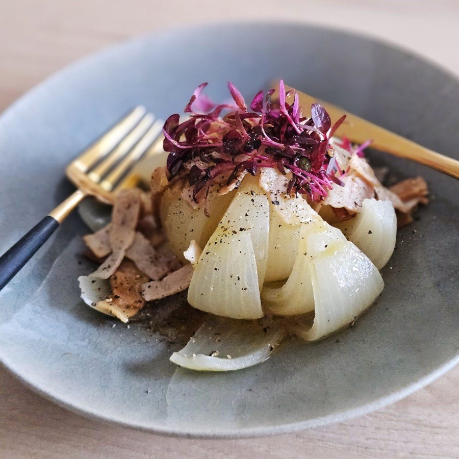 とろっと食感＆ほのかな甘味にほっこり！「まるごとたまねぎとベーコンのホットサラダ」【Today’s SALAD #305】