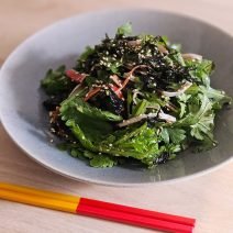 抗酸化効果に期待！「春菊とカニカマと海苔のチョレギ風サラダ」【Today’s SALAD #306】