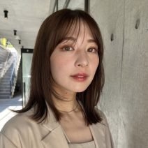 ほんのりレイヤーで抜け感も◎ヘアオイルで仕上げるナチュラルミディ｜最旬ヘアカタログ