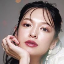 【大人のホリデーメイク】下まぶたにNARSのゴールドシャドウの輝きをプラス♡｜H&M 林 由香里さんが提案