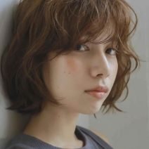 若々しくヘルシーな印象に！秋冬に挑戦したいふんわりパーマのガーリーボブ｜最旬ヘアカタログ