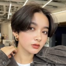 ほんのりモードで大人っぽさをプラス！簡単スタイリングできまる今どきハンサムショート｜最旬ヘアカタログ