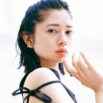 桜田ひよりさん出演｜キラキラ度高めのアナ スイのグリッターシャドウが超かわいい！ 使い方のポイントは？