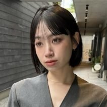 シンプルでも地味にならない！大人の「抜け感」黒髪ボブ｜最旬ヘアカタログ