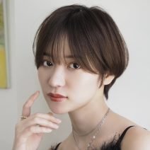 “首元のもたつき”を解消！抜け感バングの色っぽショート｜最旬ヘアカタログ
