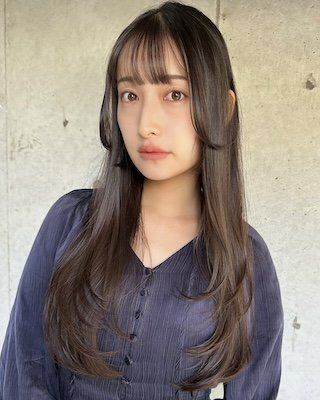 小顔見せも叶う、たっぷりレイヤーの大人かわいいロングヘア｜最旬ヘアカタログ