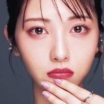 浜辺美波さん「年々コスメの量も増加中！ カラーメイクを楽しみたい気分♡」｜2024年『美的』読者が選ぶベストビューティウーマン受賞