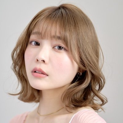 春の先取りカラーにも◎ ツヤ感カールの色っぽミディ｜最旬ヘアカタログ