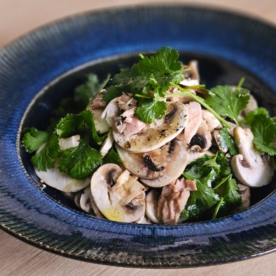 疲労も肌サビも一気にやっつける！「生マッシュルームとパクチーのツナサラダ」【Today’s SALAD #311】