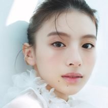 【出口夏希さん×H&M笹本恭平さん】いつものベージュやピンクに透け・キラ・ツヤ感をプラスして春顔に♡