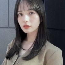 透け感カラーがポイント！ナチュラルだけどお洒落にまとまる今っぽミディ｜最旬ヘアカタログ