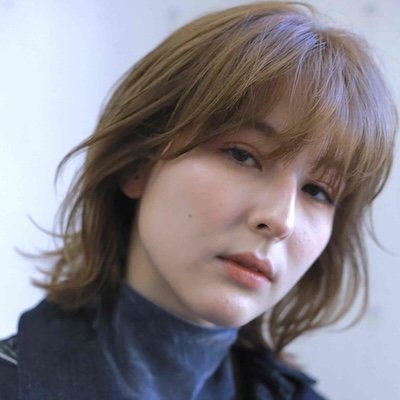 ベージュカラーでトレンド感も◎肩ハネが活かせる柔らか印象の無造作ミディ｜最旬ヘアカタログ