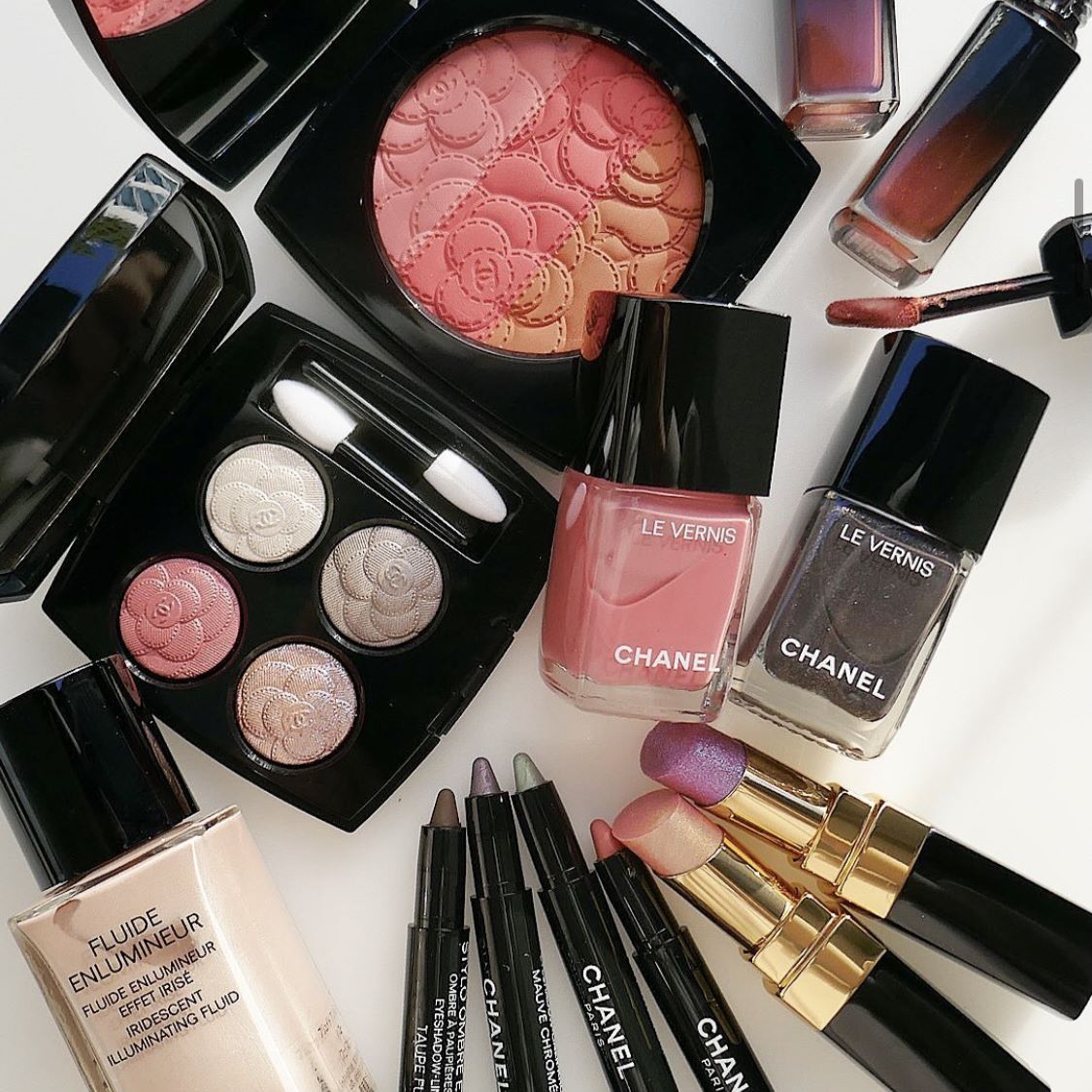 今春注目！シャネルの「カメリア」にインスパイアされたメイク