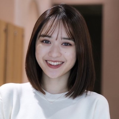 ツヤのある美髪に魅せる！まとまり重視の人にはシンプルミディがおすすめ　｜最旬ヘアカタログ