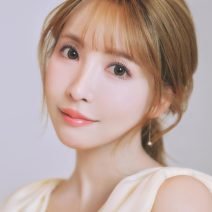 三上悠亜の”絶対崩れない”セルフメイクを大公開！オール私物でポイント5つを解説