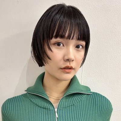 丸顔＆面長をカバー！顔まわりレイヤーがお洒落なミニボブ｜最旬ヘアカタログ