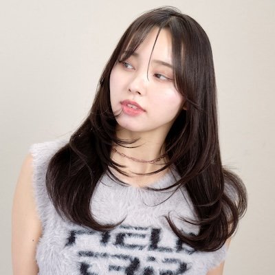 スクエアバーアイロンでクールに盛れる！小顔も叶えるレイヤーロング｜最旬ヘアカタログ