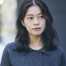 クセ毛を活かしてお洒落に！透明感カラーの大人ウェーブヘア｜最旬ヘアカタログ