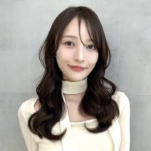 アッシュなのに艶やか！韓国風波巻きウェーブのロングヘア｜最旬ヘアカタログ