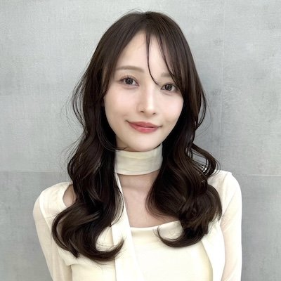 アッシュなのに艶やか！韓国風波巻きウェーブのロングヘア｜最旬ヘアカタログ