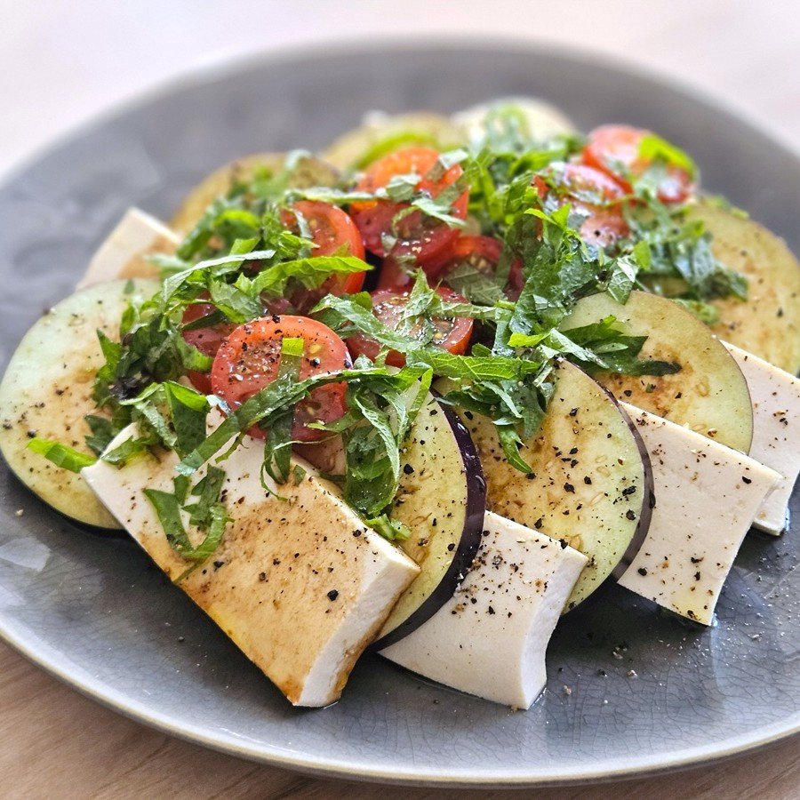 栄養たっぷり木綿豆腐をチーズに見立てて…「なすと豆腐の和風カプレーゼ」【Today’s SALAD #318】